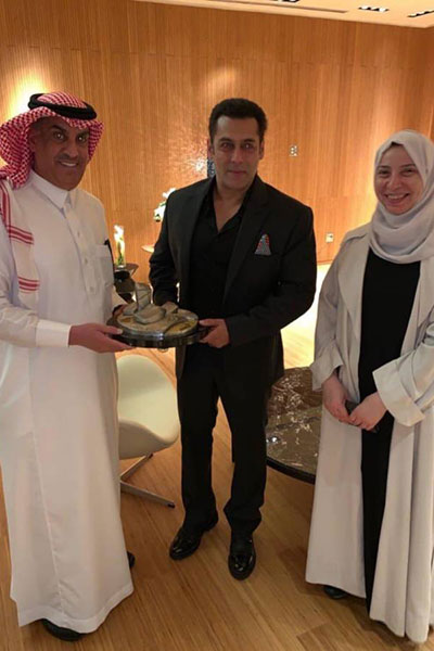 اضغط لمشاهدة الفيديو: سلمان خان للهنود في المملكة العربية السعودية: "احترموا هذا المكان"